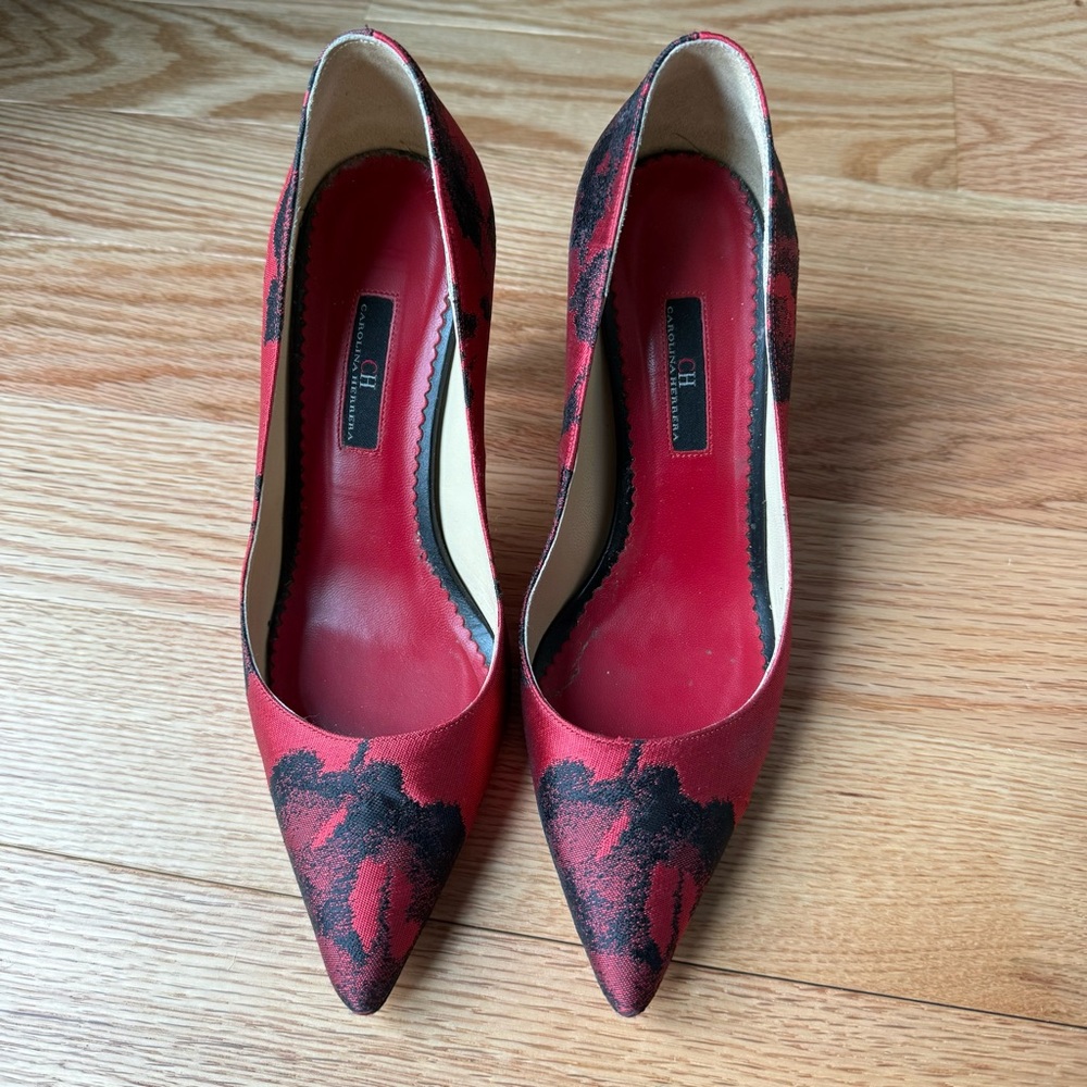 Carolina Herrera Red and Black Lace Pumps Red Insoles Designer EU 39, US 8.5/9
